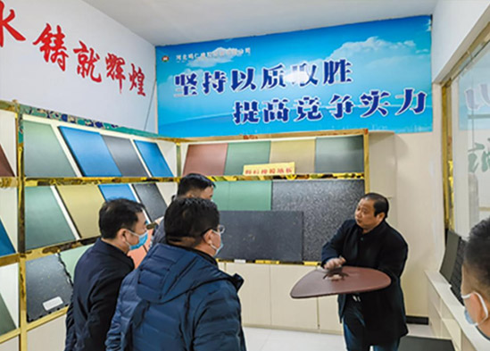 2022年12月公司總經(jīng)理李光華在展廳向客戶介紹公司新產(chǎn)品